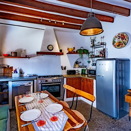 Albuqassim A Modern Townhouse In Pollensa, With Heated Pool 포엔샤